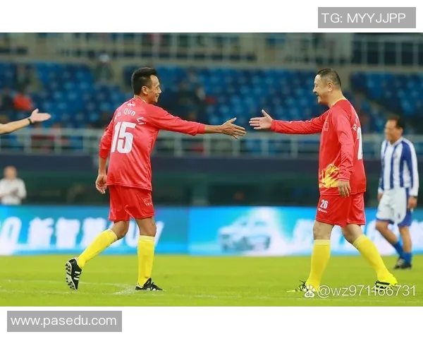 从默默无闻到万众瞩目足球明星成名背后的奋斗与坚持