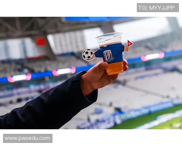 倒啤酒的足球明星如何在赛场与酒杯之间找到平衡与乐趣